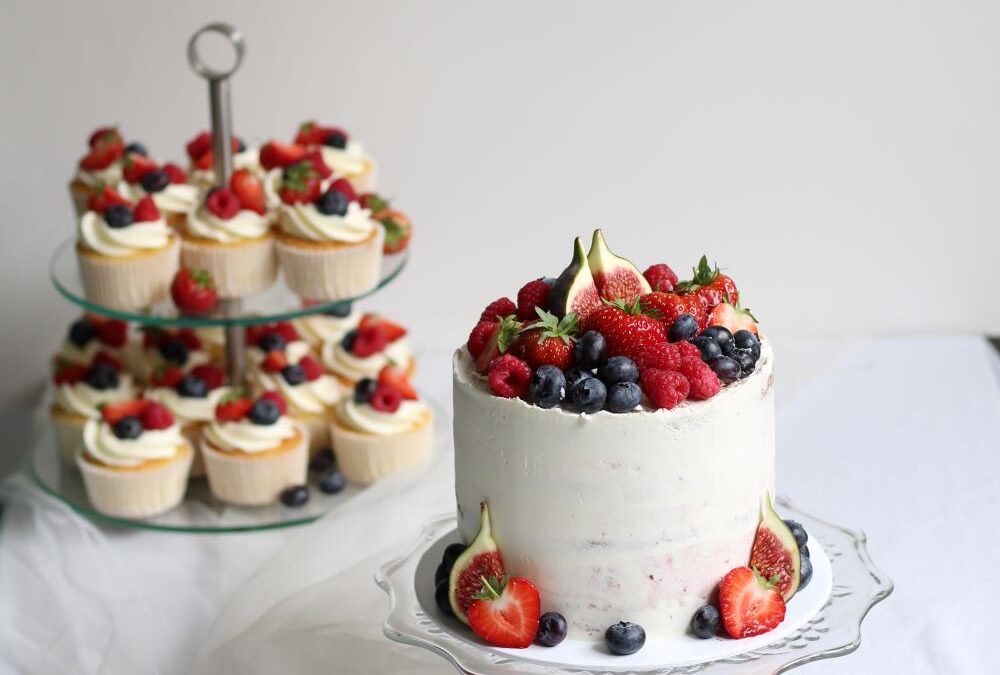 GEBURTSTAGSTORTE MIT BEEREN