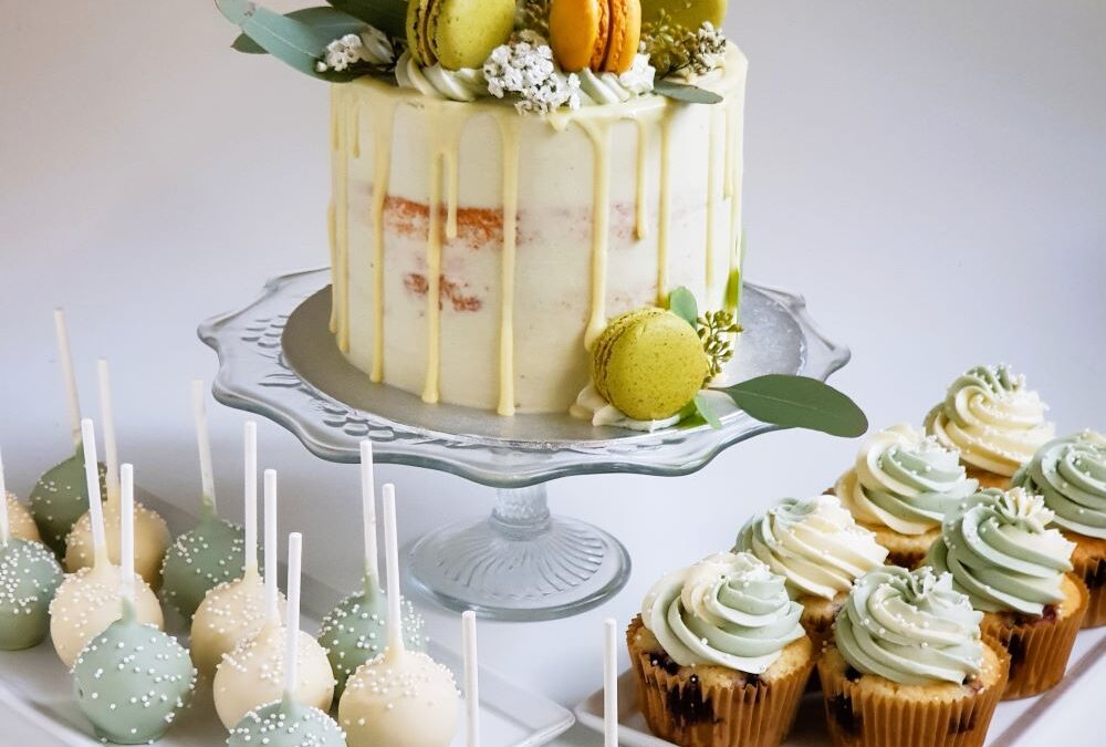 GEBURTSTAGSTORTE MIT MACARON KRONE